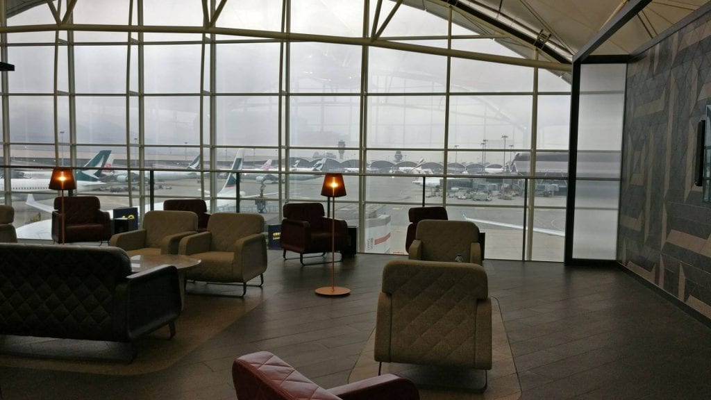 The Qantas Hong Kong Lounge Sitze mit Blick auf das Vorfeld und die Flugzeuge