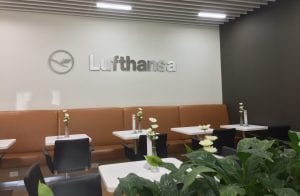 lufthansa senator lounge newark logo