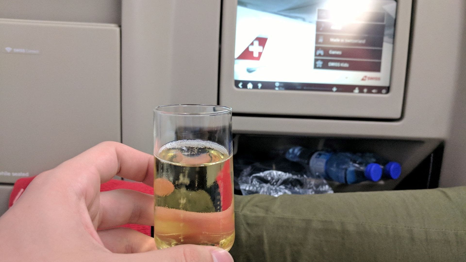Swiss Business Class Airbus A330 Champagner