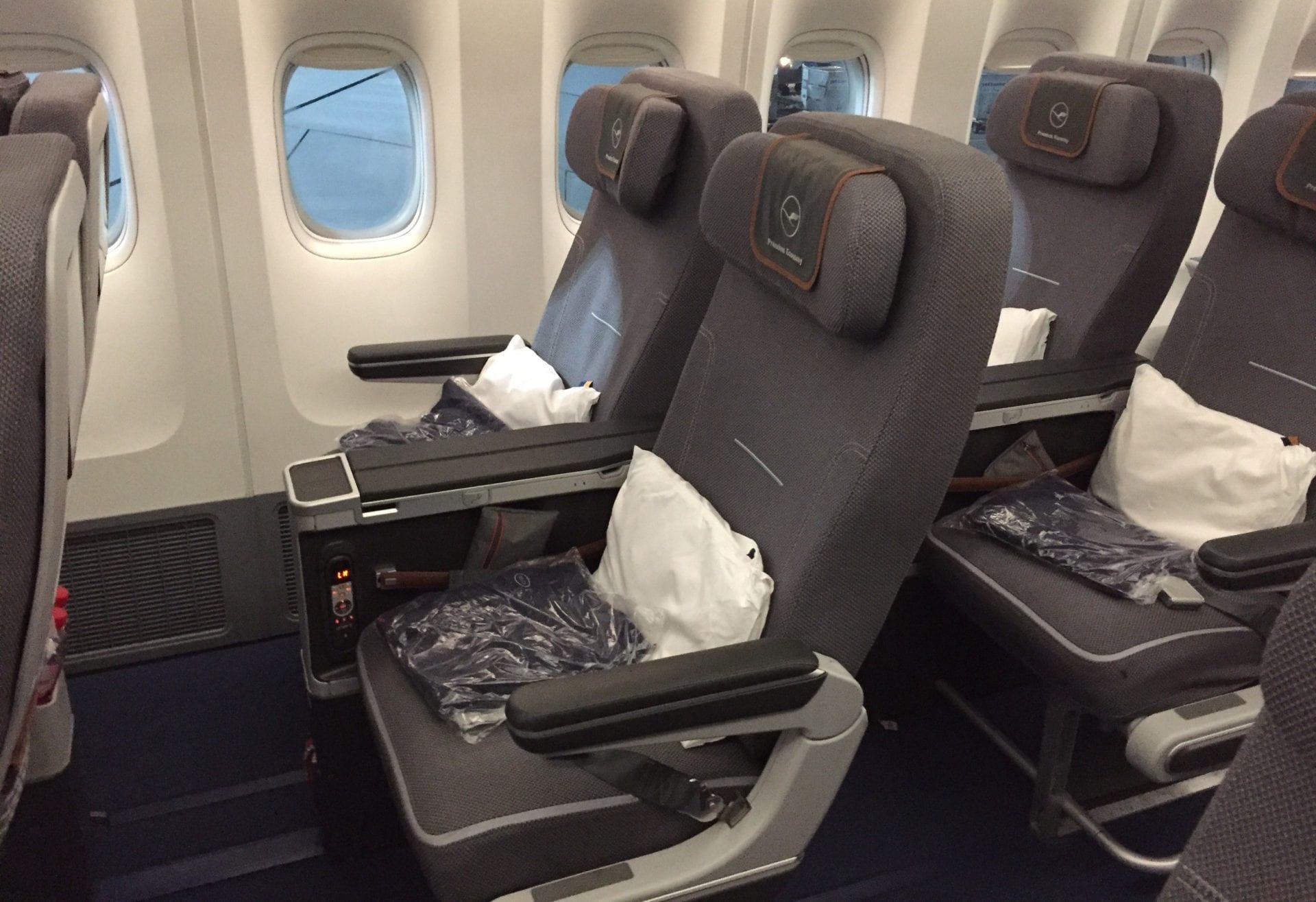 Lufthansa Premium Economy Class Boeing 747 Sitz (2)