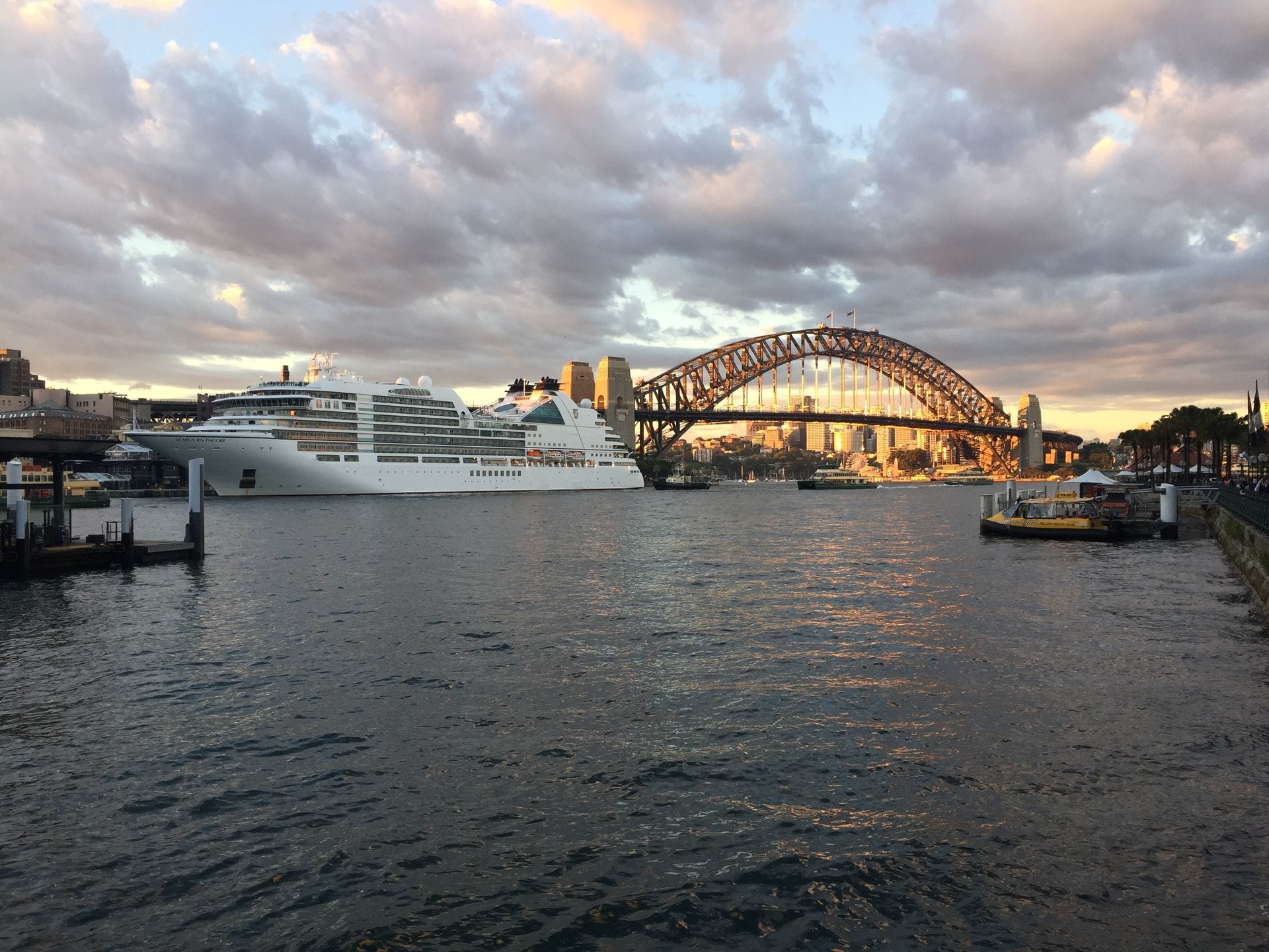 Seabourn Encore neben der Sydney Harbour Bridge