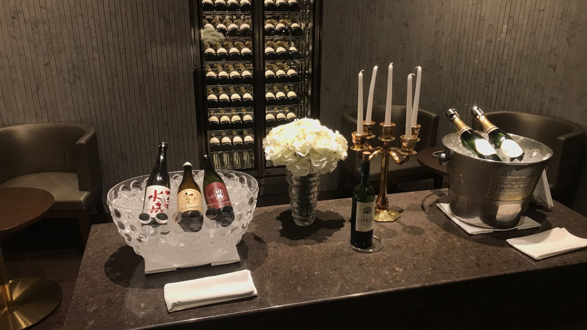 japan airlines first class lounge tokio haneda red room champagner bar
