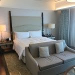 Waldorf Astoria Dubai Palm Jumeirah Zimmer mit Bett und Sofa