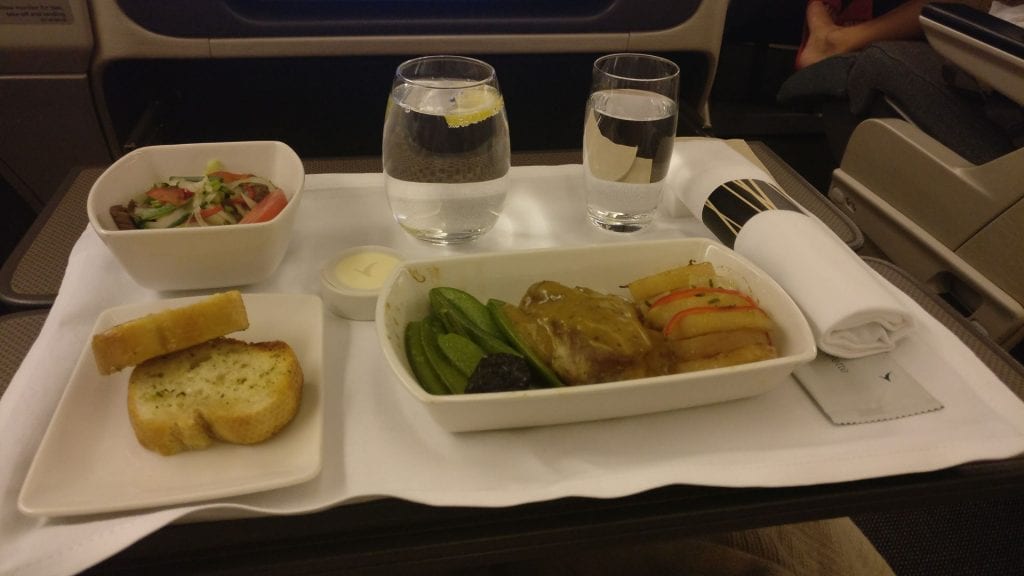 Makan Malam Kelas Bisnis Cathay Pacific Boeing 777 300 5