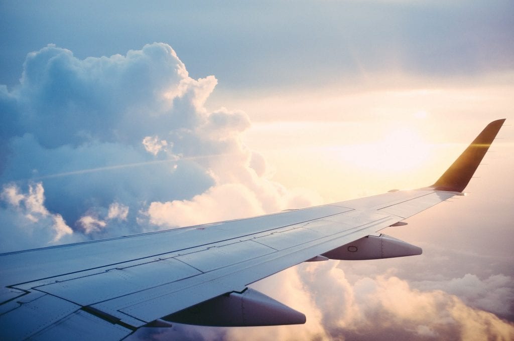 Tragflaeche eines Verkehrsflugzeugs ueber einer Wolkendecke