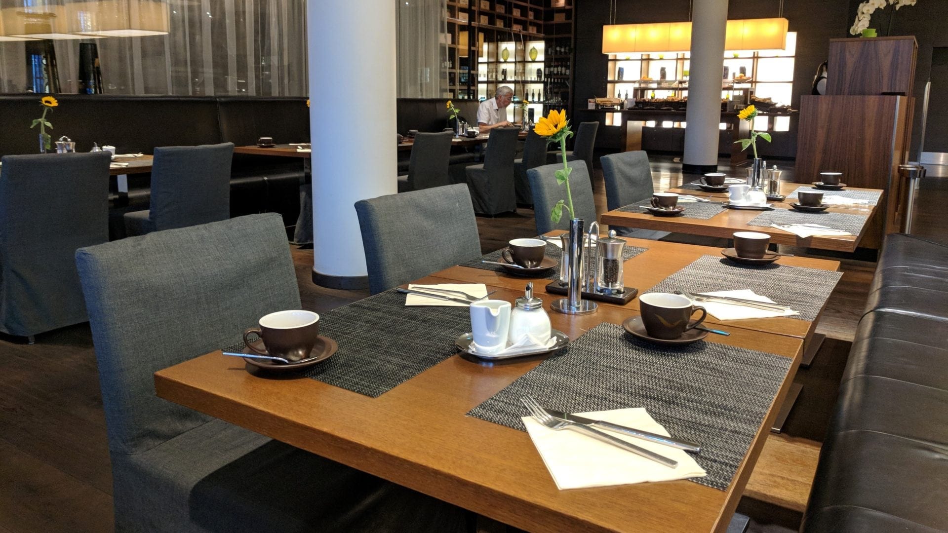 Mövenpick Restaurant Flughafen Stuttgart Trollinger Parken reisetopia.ch