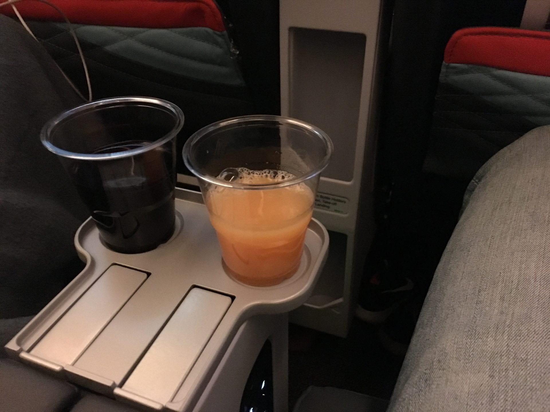 Singapore Airlines Premium Economy Class Ultralangstrecke Cocktailtisch