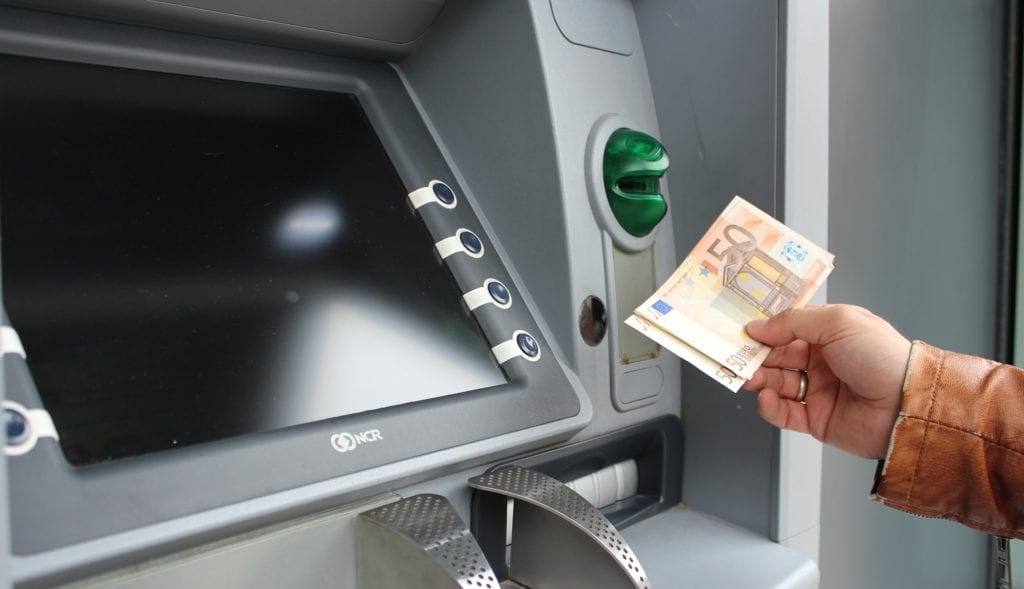 Abheben am Geldautomat mit Prepaid Kreditkarte
