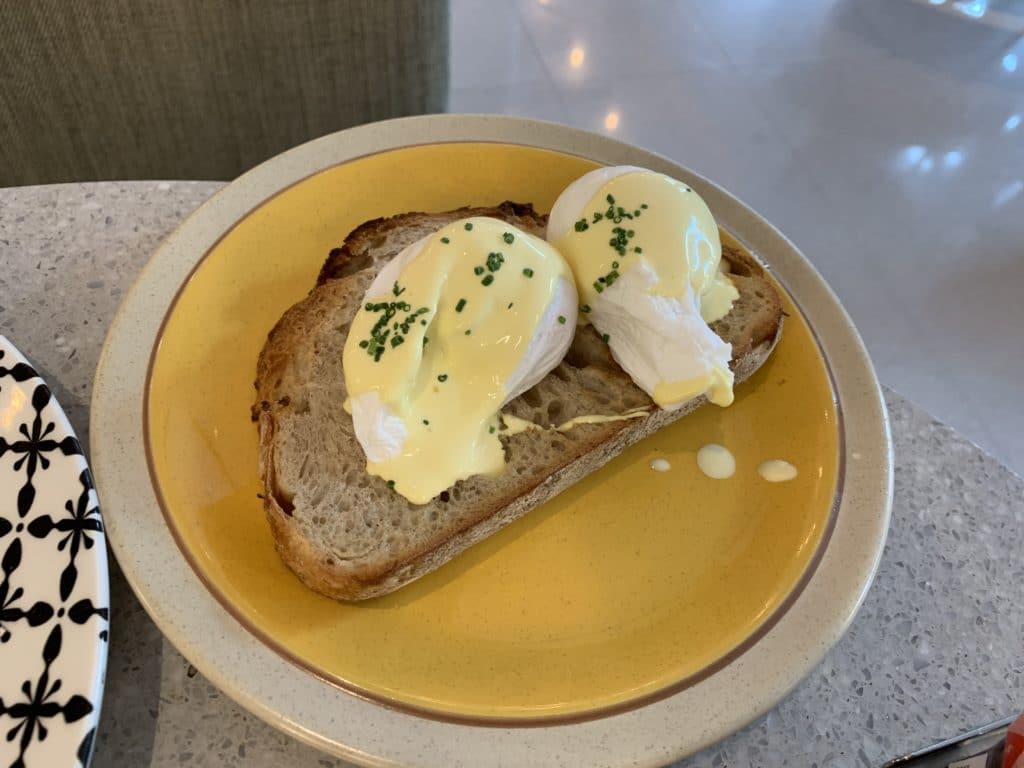 Andaz Singapore Frühstück Egg Benedict