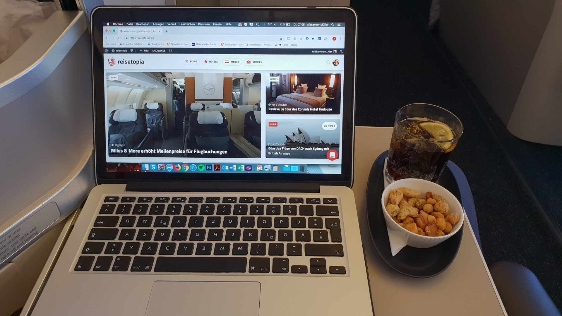 British Airways 777 Business Class Langstrecke MacBook Nüsse Drink Arbeiten Internet