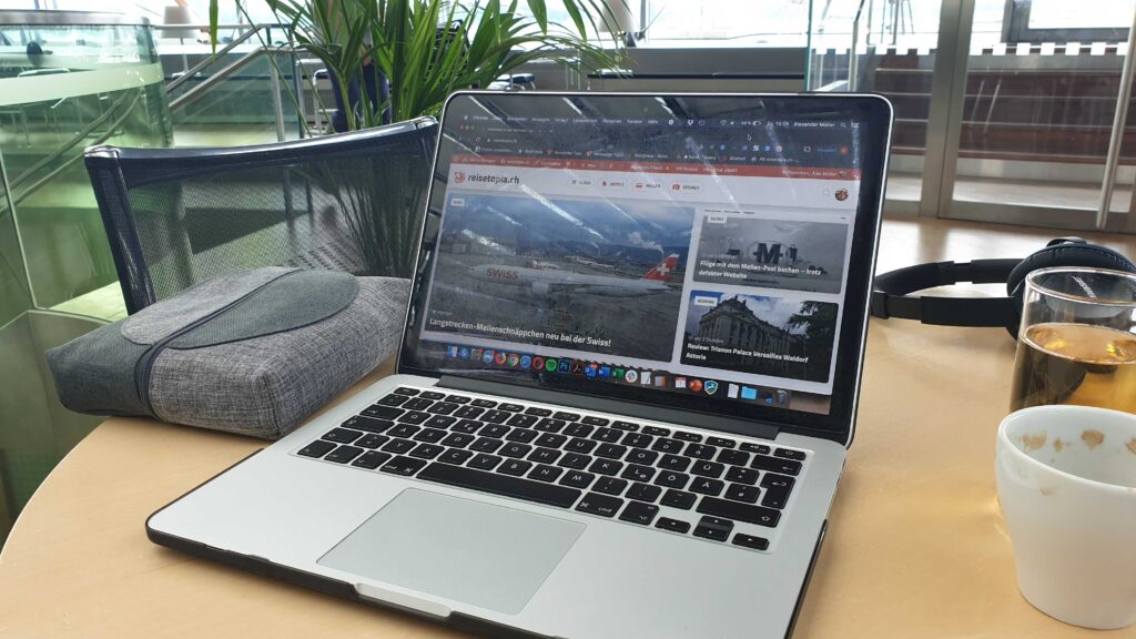 Lounge Basel EuroAirport Priority Pass Laptop MacBook Arbeit Reisetopia.ch Schweiz Frankreich