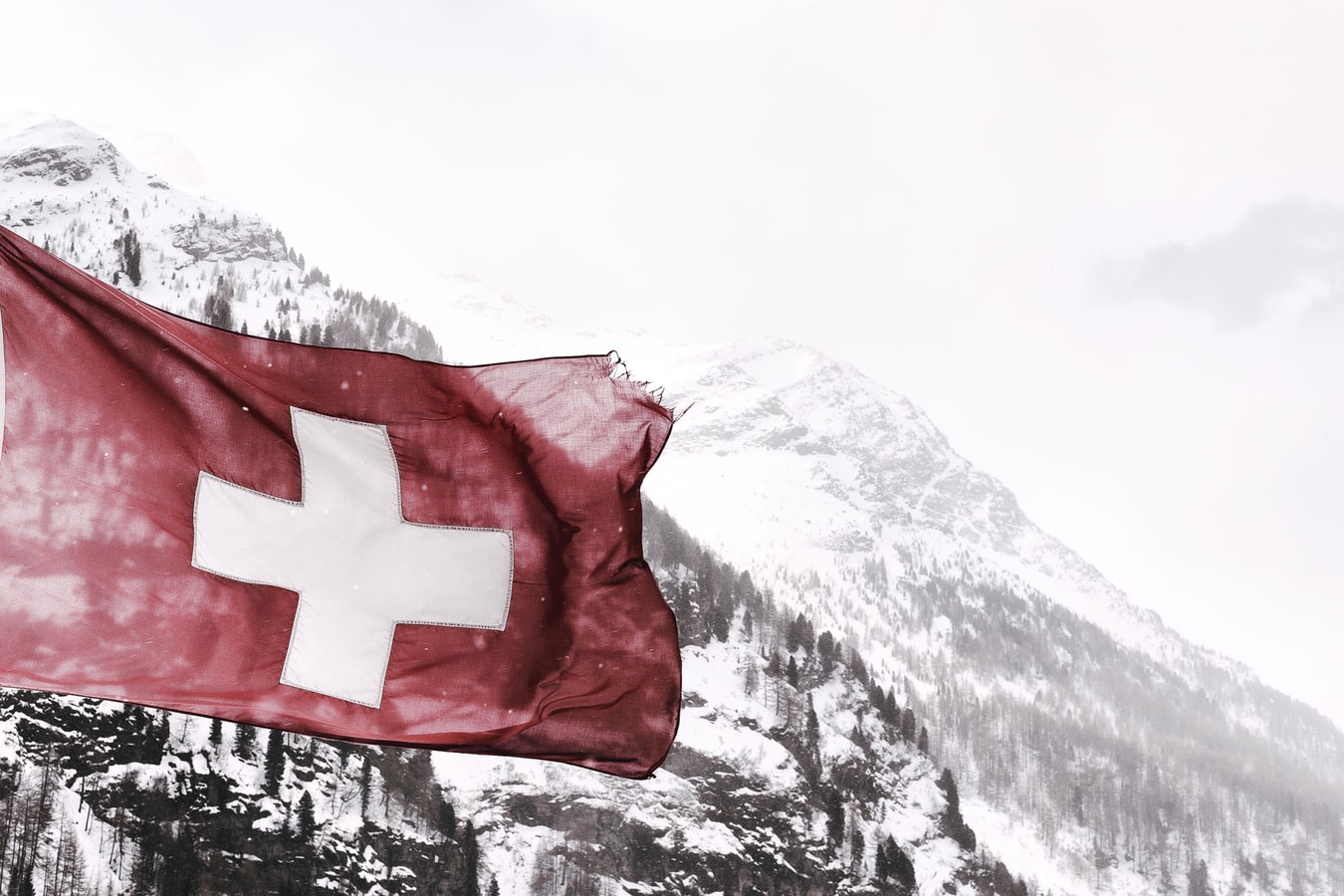 Schweizer Fahne Vor Bergen