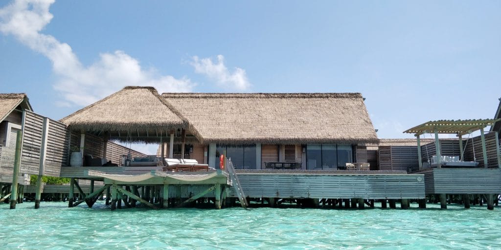 Waldorf Astoria Maldives Ithaafushi Overwater Villa Außenansicht 1024x512