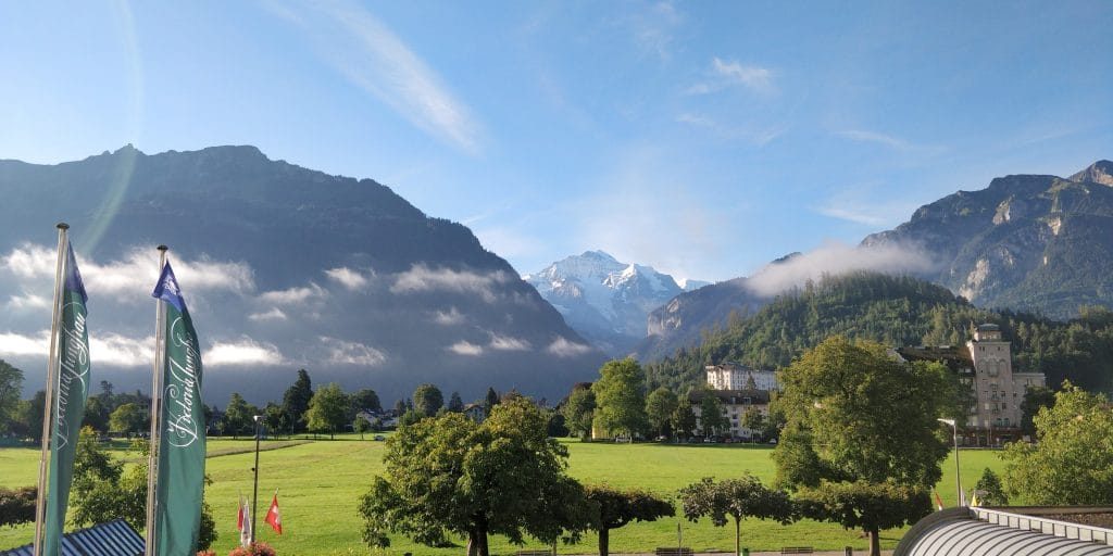 Victoria Jungfrau Grand Hotel Interlaken Deluxe Junior Suite Ausblick 2 1024x512