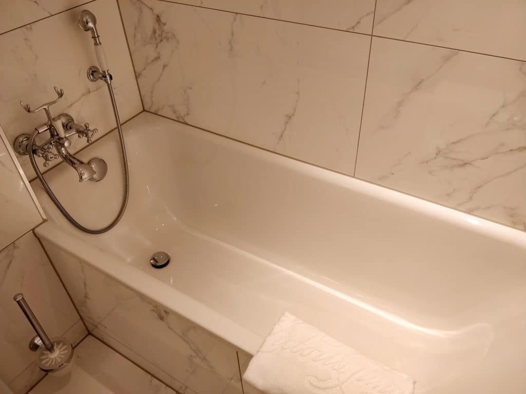 Victoria Jungfrau Grand Hotel Interlaken Deluxe Junior Suite Bad 4 1024x768