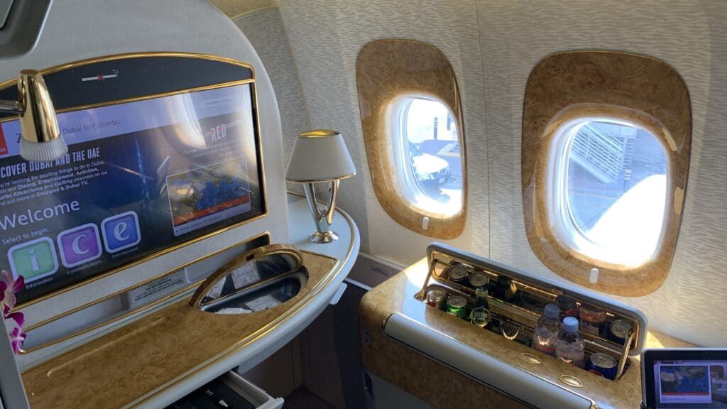 Emirates First Class Boeing 777 Sitz Fenseher 1 1024x576