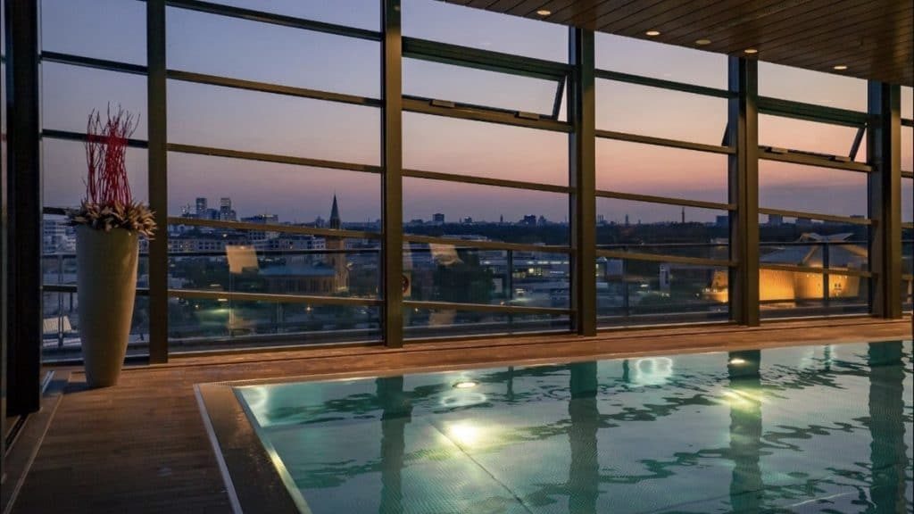 Das Grand Hyatt Hotel in Berlin könnt Ihr mit Vorteilen über reisetopia Hotels buchen.