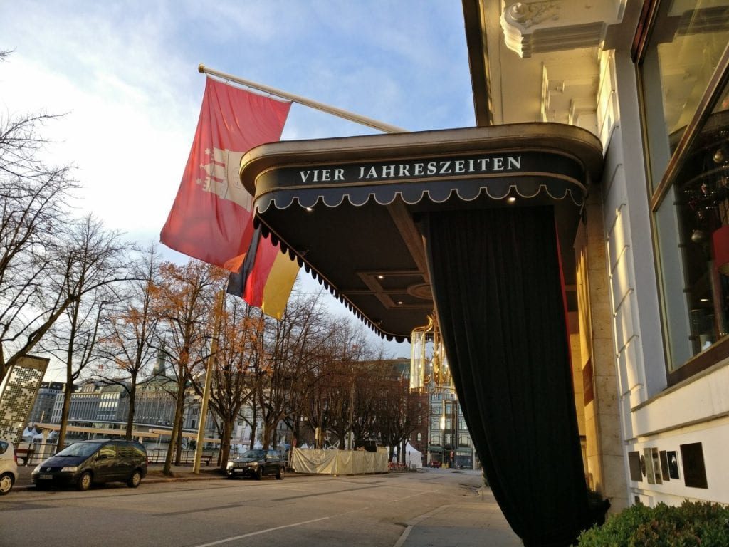 Fairmont Hotel Vier Jahreszeiten Hamburg Entrance 1024x768