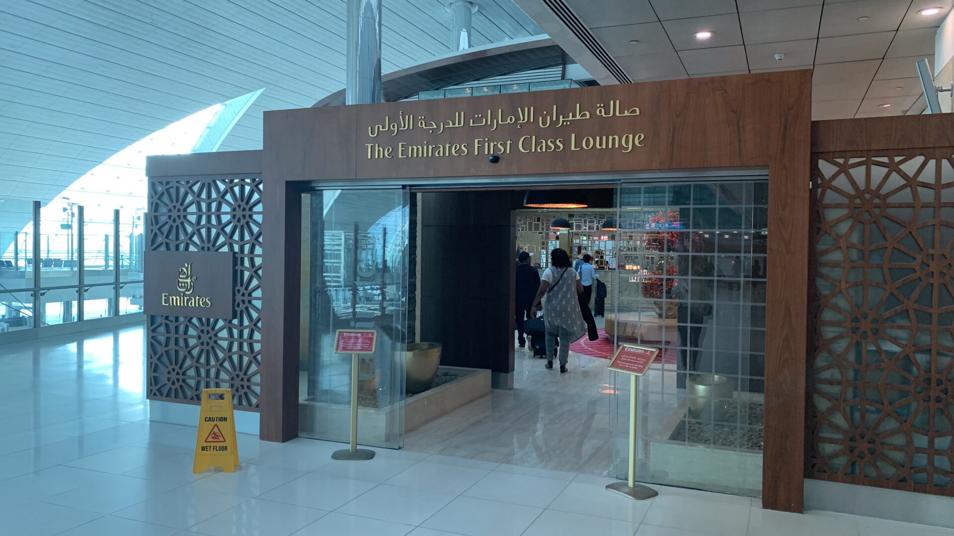 Emirates First Class Lounge Dubai B Eingang 1