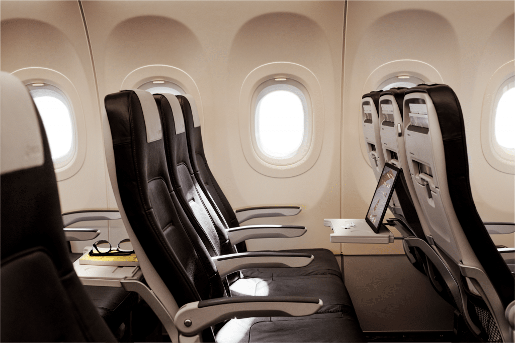 Blick durch die Kabine eines modernen Verkehrsflugzeugs