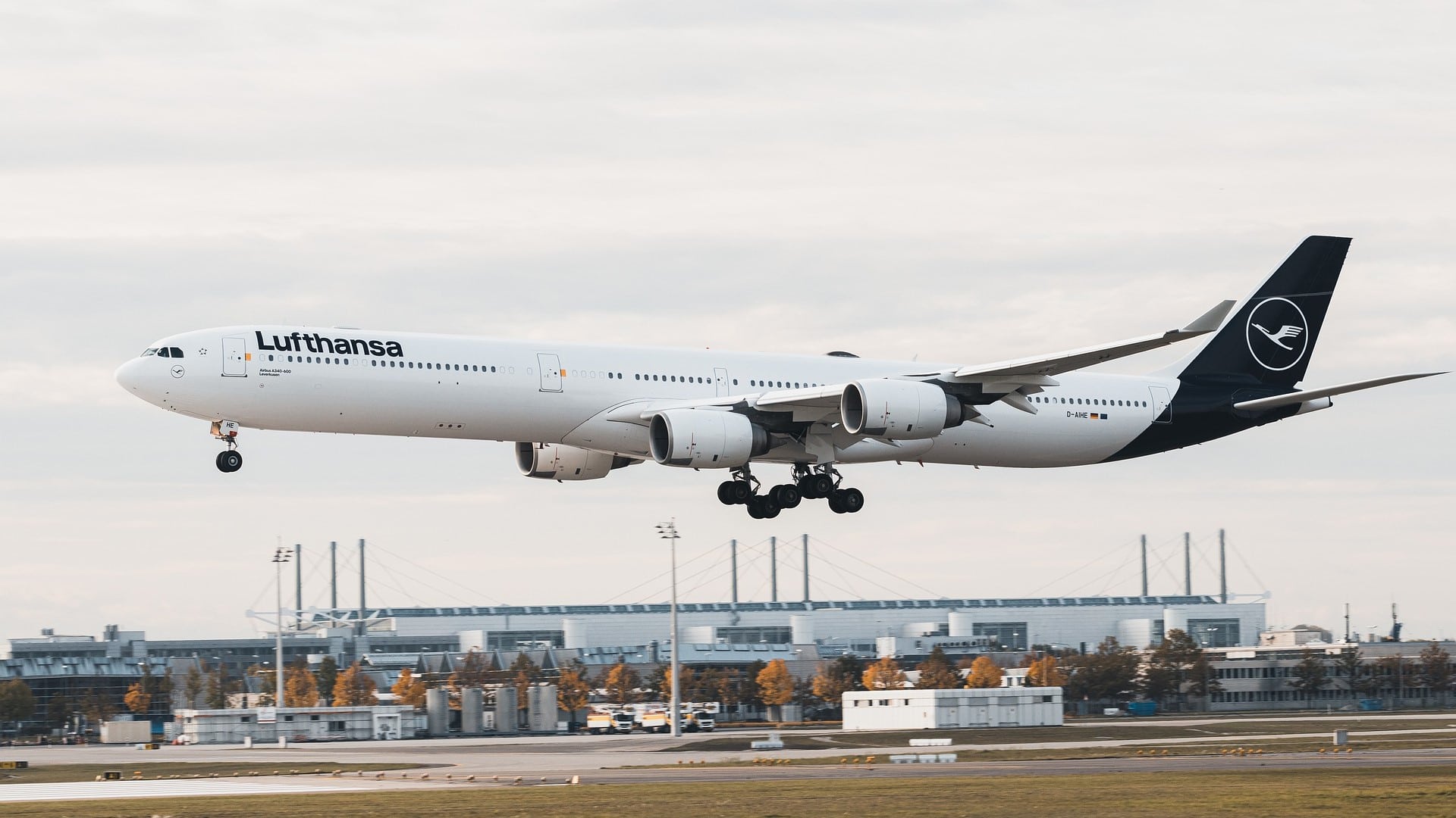 Lufthansa Airbus A340 1