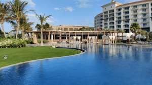 Aussenpool Mit Liegebereich Im Waldorf Astoria Dubai Palm Jumeirah