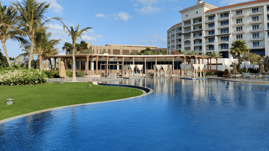 Aussenpool Mit Liegebereich Im Waldorf Astoria Dubai Palm Jumeirah