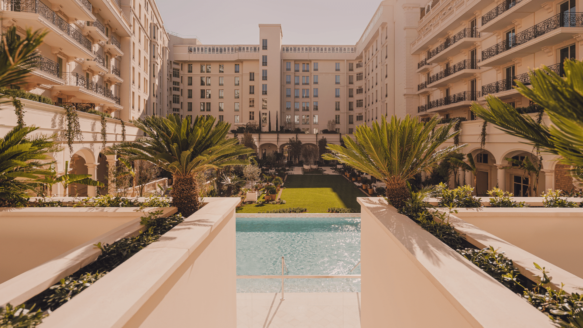 Carlton Cannes Garten Pool