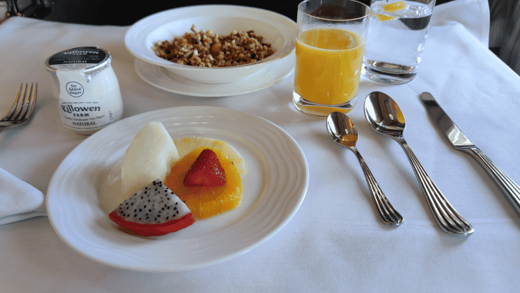 Joghurt Mit Obst Und Granola Zum Fruehstueck Emirates First Class Boeing 777