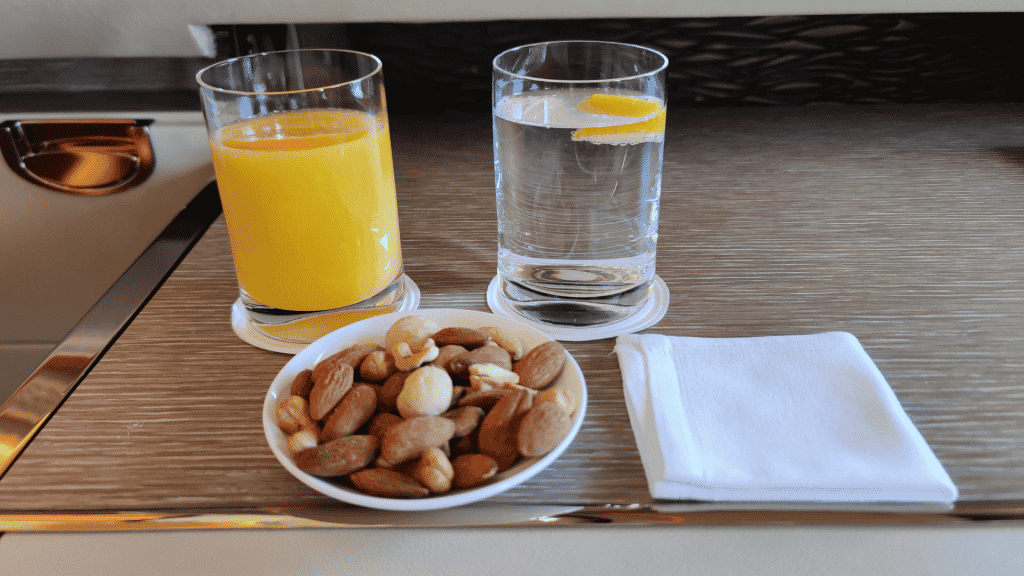 Nuesse Als Snack Emirates First Class Boeing 777