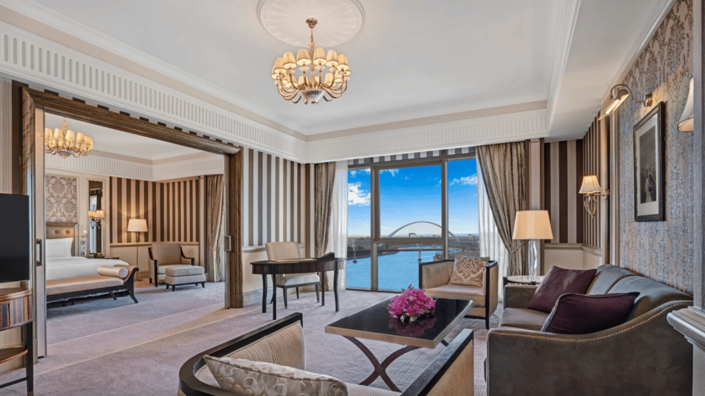 Habtoor Palace Dubai Hilton Ambassador Suite Wohnzimmer Canal View