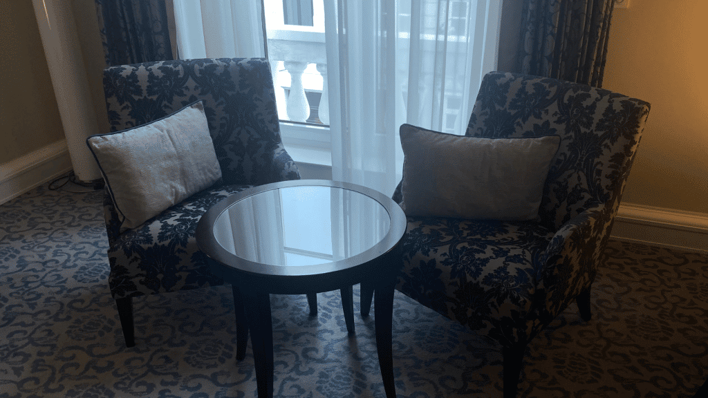 Hotel Atlantic Hamburg Deluxe Zimmer Tisch Sessel