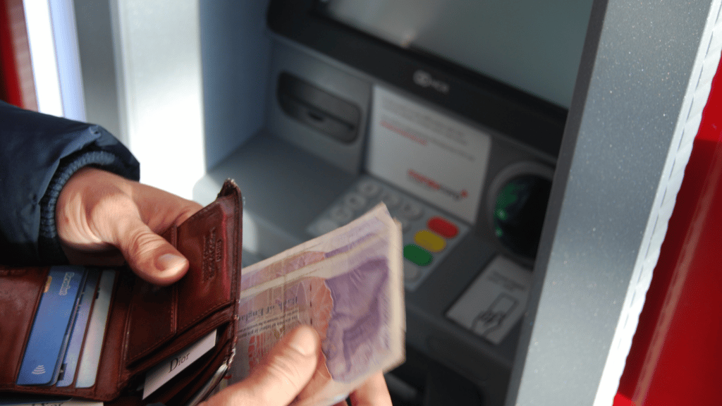 Geld Abheben am Automat mit Gratis Kreditkarte