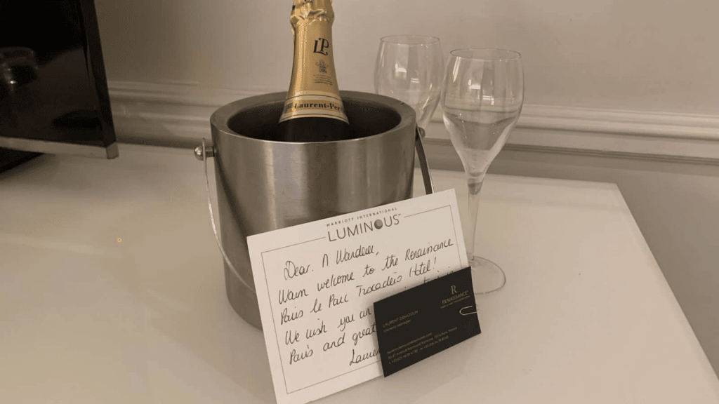 Renaissance Paris Nobel Tour Eiffel Hotel Willkommensgeschenk Champagner