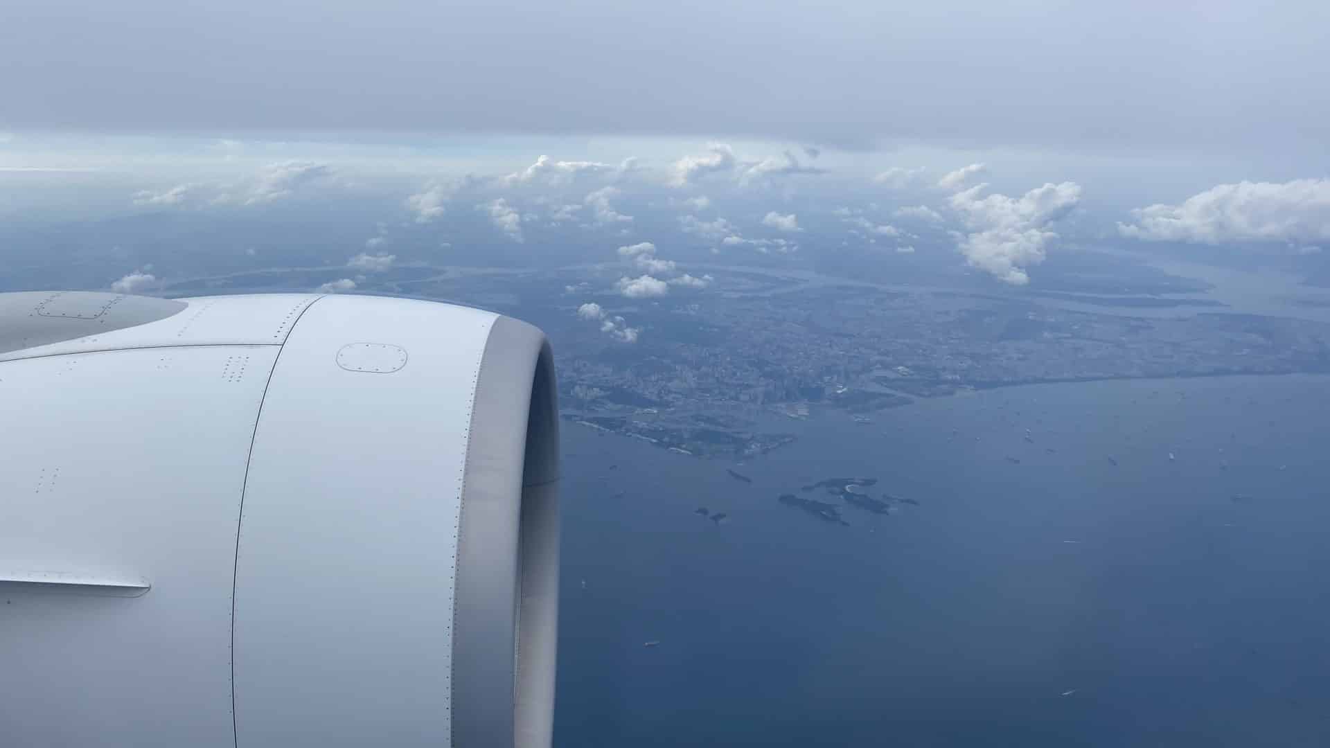 Swiss Boeing 777 Engine Triebwerk über Singapur Skyline