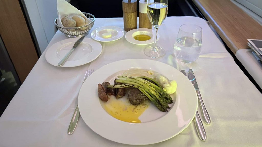Swiss First Class Boeing 777 Abendessen Hauptspeise