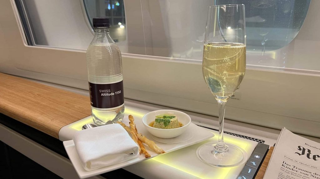 Swiss First Class Boeing 777 Champagner