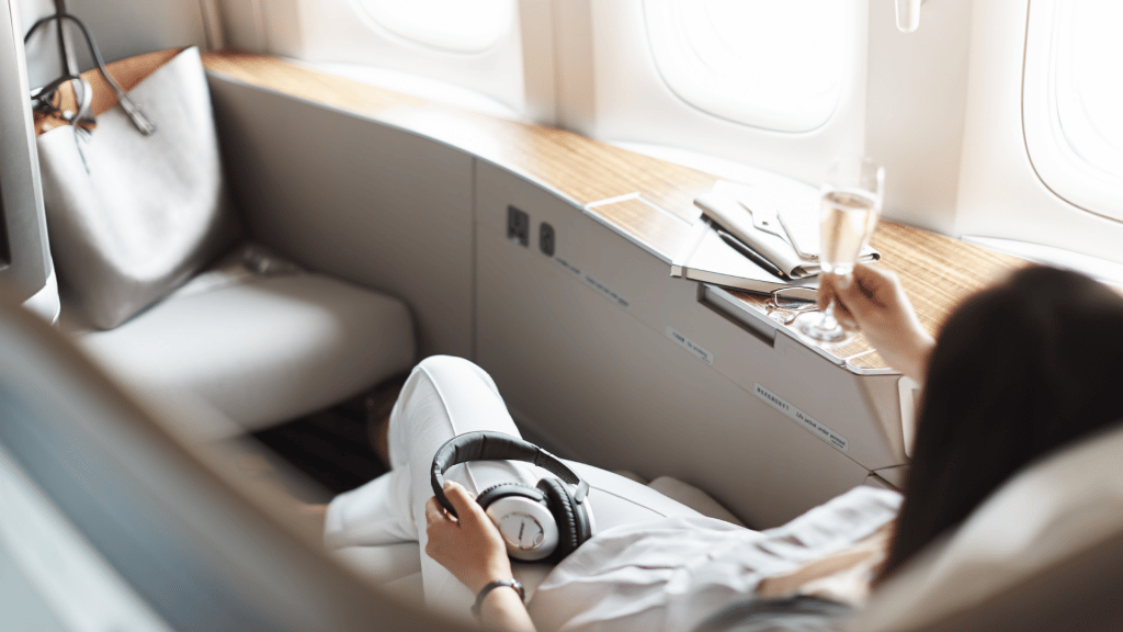 Cathay Pacific First Class Sitz mit Ablagefaechern