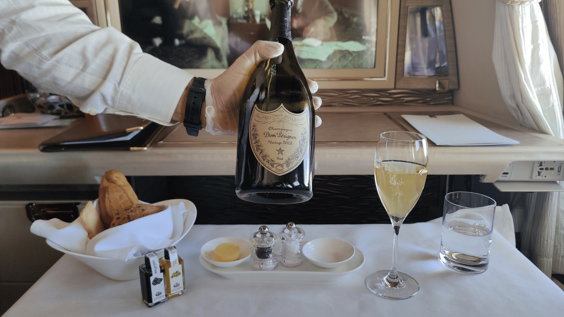 Dom Perignon Champagner Emirates First Class Boeing 777