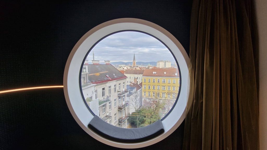Mooons Wien Rundes Panoramafenster Aussicht