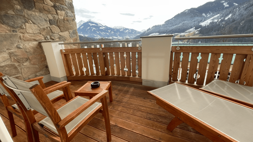 Grand Tirolia Kitzbuehl Hotel Deluxe Zimmer Alpenblick Balkon