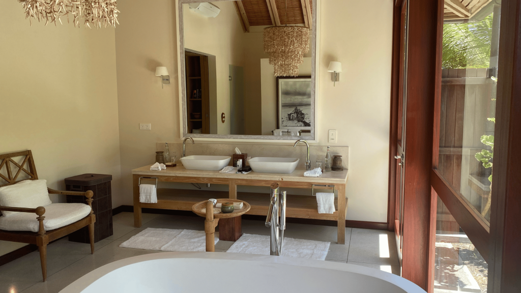 Four Seasons Resort Seychelles At Desroches Island Bad Waschtisch Spiegel