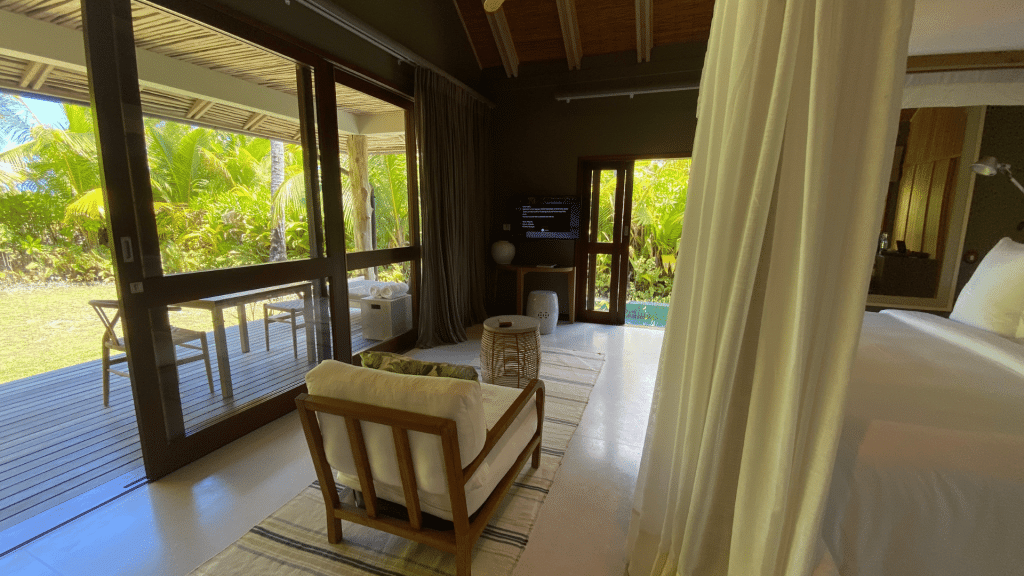 Four Seasons Resort Seychelles At Desroches Island Zimmer Sessel Fernseher