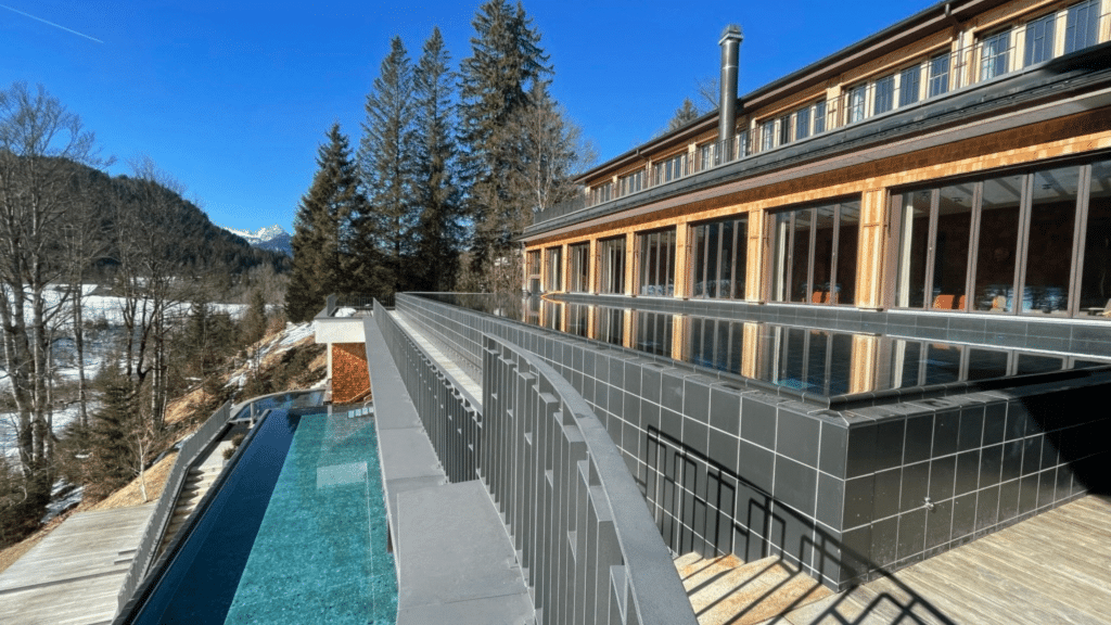 Schloss Elmau Retreat Spa Terrasse Pool