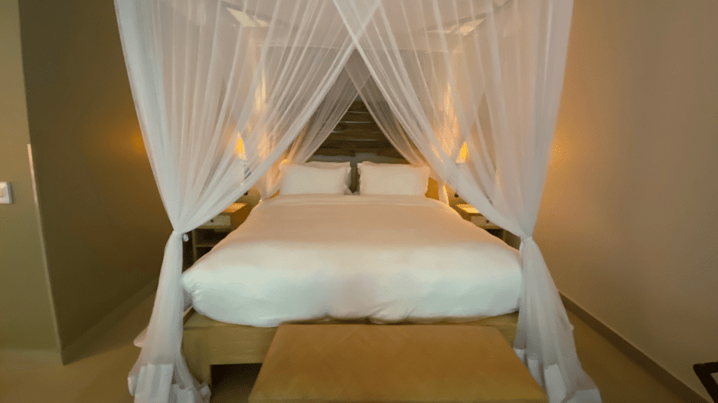 Kempinski Seychelles Schlafzimmer Bett 1024x576