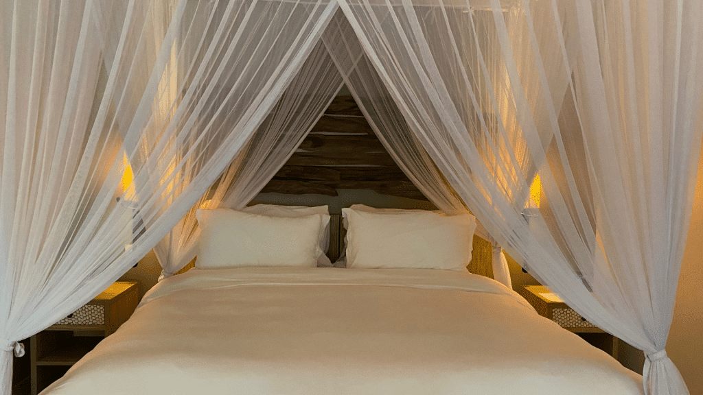 Kempinski Seychelles Schlafzimmer Bett 2 1024x576