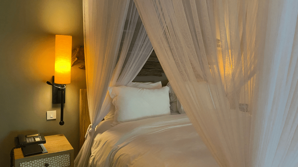 Kempinski Seychelles Schlafzimmer Bett 4 1024x576