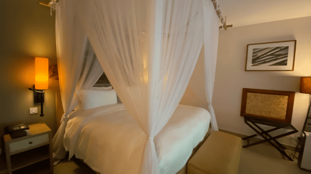 Kempinski Seychelles Schlafzimmer Bett 5 1024x576