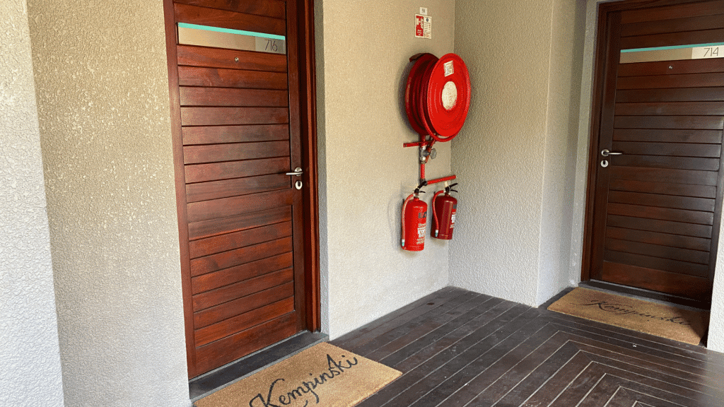 Kempinski Seychelles Zimmer Eingangstuer 1024x576