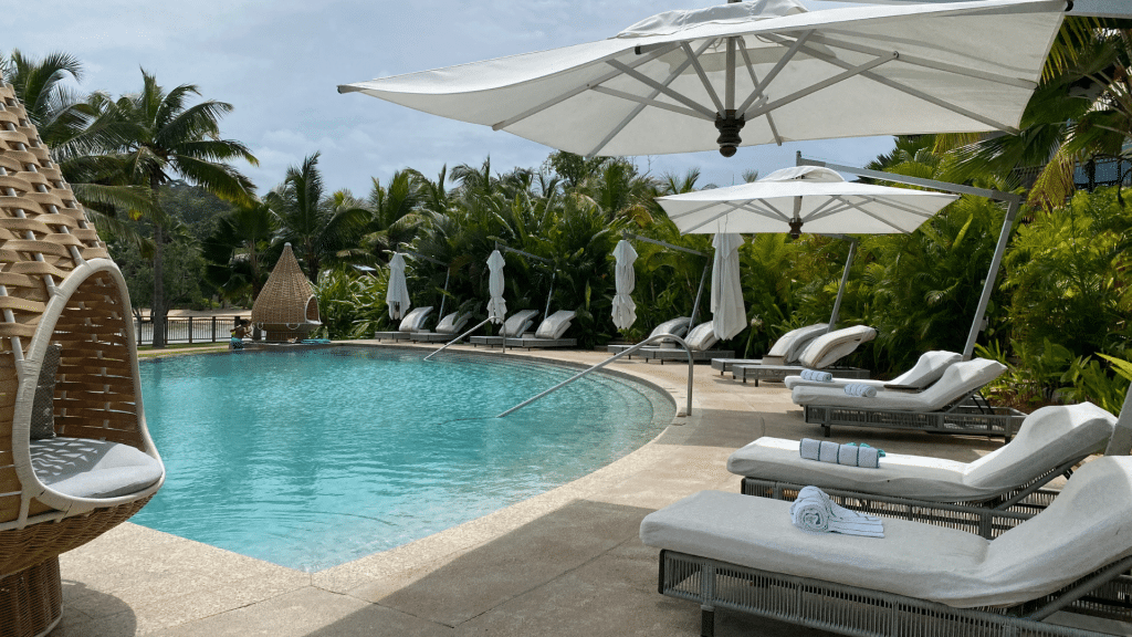 Mango House Seychelles Pool Liegen